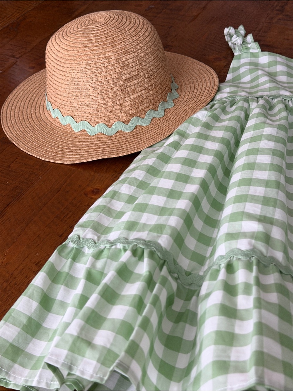 Green and White Gingham girls Dress with matching hat - Picture 5 of 10